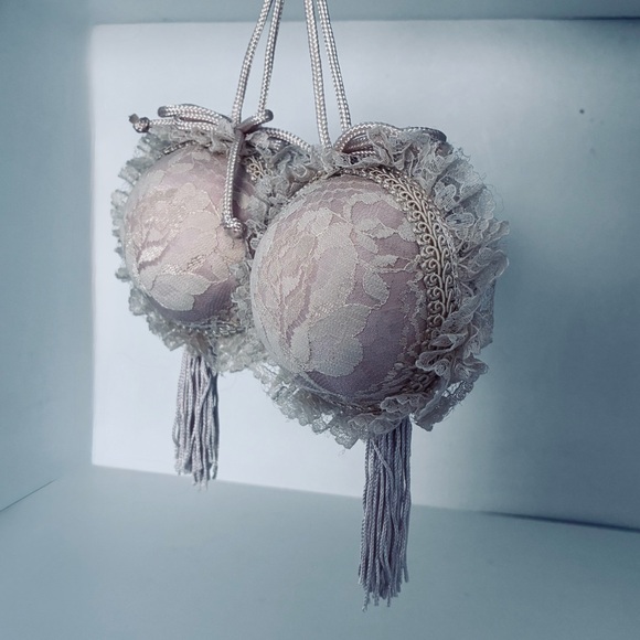 Vintage Victorian Look Louis Nichole 1980’s
Christmas Ball Ornament Set of 2. - Picture 9 of 16